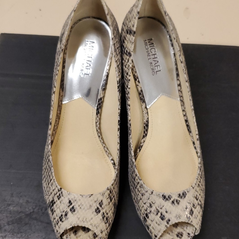 Open toe pumps